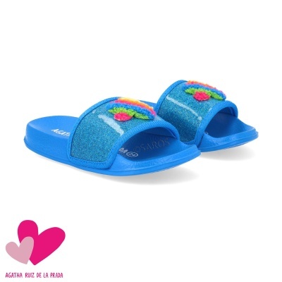 Chinelos azuis com tiras brilhantes e aplicações coloridas
