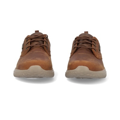 Par de sapatos marrons em pele com sola bege clara e atacadores