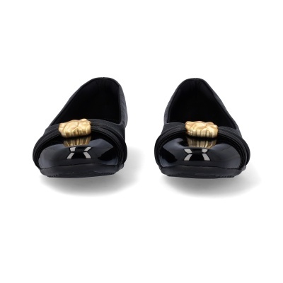Sapatos planos pretos com biqueira em verniz e detalhe dourado