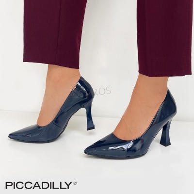 Sapatos de salto alto azul escuro em verniz com calças vinho