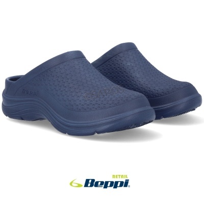 Tamancos azuis escuros em material sintético com textura perfurada