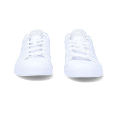 Sapatilhas brancas Adidas com atacadores e logótipo branco