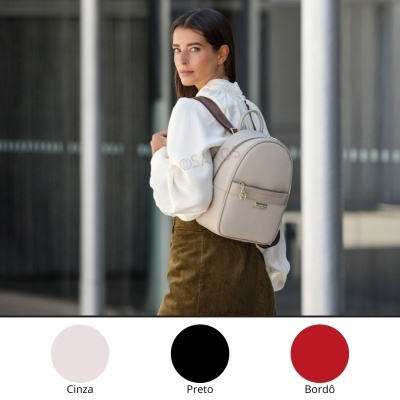 Mochila cinza clara usada por mulher com roupa casual em ambiente urbano