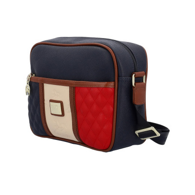 Bolsa azul escura com detalhes em vermelho, creme e couro castanho e alça ajustável.