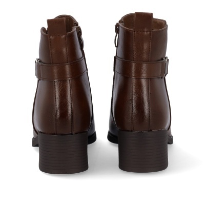 Botins em pele castanha com salto quadrado e fecho lateral
