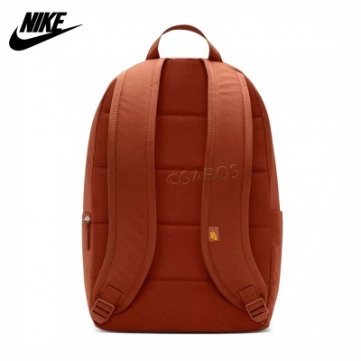 Mochila Nike castanha vista de trás com alças acolchoadas