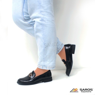 Sapatos mocassim pretos em couro brilhante com detalhe decorativo