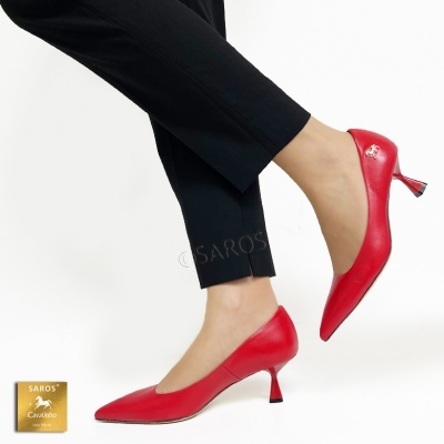 sapatos vermelhos de salto médio em pele com bico pontiagudo