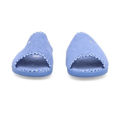 Chinelos de quarto azuis felpudos com bordado azul e branco