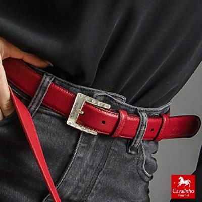 Cinto vermelho em pele com fivela metálica prateada decorada com pedras e texto Cavalinho