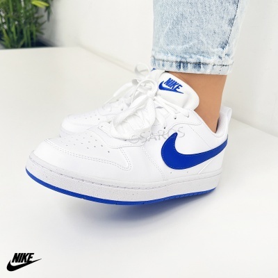 Tênis Nike branco e azul usado num pé