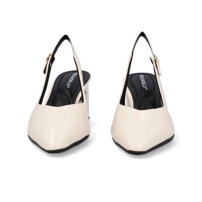 Sapatos slingback creme de salto alto com interior preto e fivela dourada