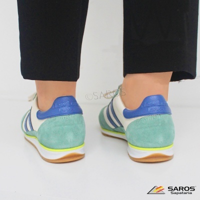 Sapatilhas verde menta, branco e azul vistas de trás