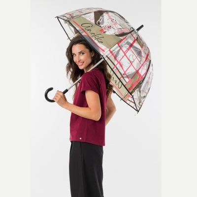Mulher com t-shirt bordô e guarda-chuva transparente estampado xadrez vermelho e bege