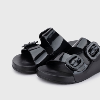Sandálias pretas com tiras largas e fivelas