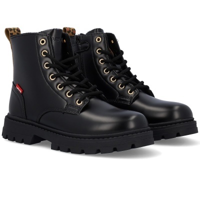 Botas pretas de couro com atacadores e sola grossa