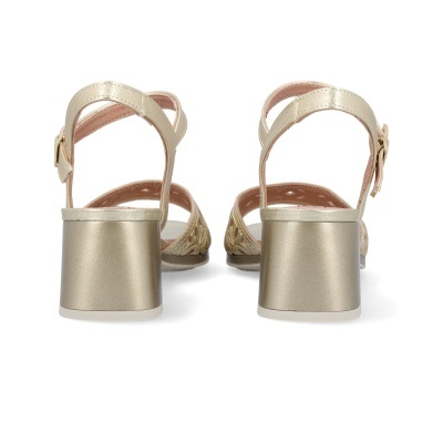 Sandálias de salto médio quadrado douradas com tiras finas e fivela em fundo branco