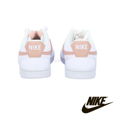 Ténis brancos e rosa claro NIKE vistos de trás sobre fundo branco