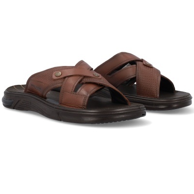 Chinelos masculinos castanhos em pele com sola preta e detalhes perfurados