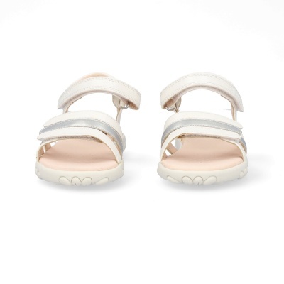 Sandálias femininas brancas com tiras e detalhes prateados