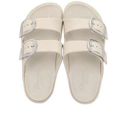 Chinelos bege claro com duas tiras e fivelas metálicas prateadas