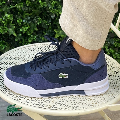 Sapatilha Lacoste azul escura com logótipo de crocodilo verde e branco