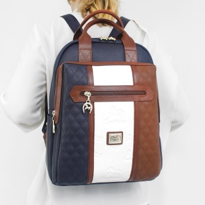 Mochila azul, branca e castanha acolchoada com alças de couro usada nas costas.