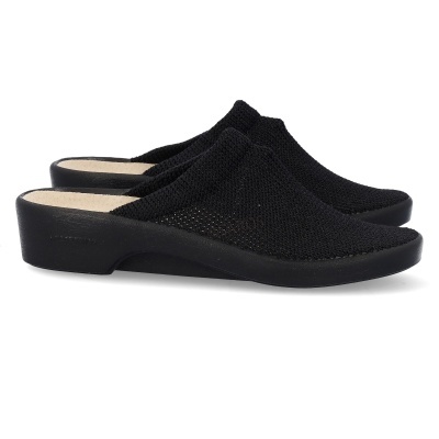 Chinelos gaitas pretos com sola preta e calcanhar aberto