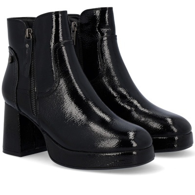 Botins pretos brilhantes com salto grosso e fecho lateral