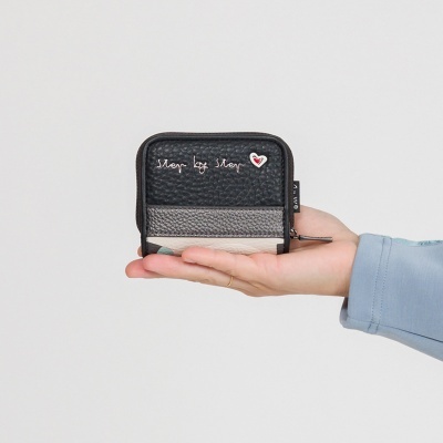 Carteira pequena em couro preto, cinzento e bege com fecho e texto Step by Step.