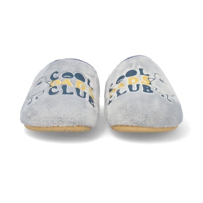 Chinelos cinza claro felpudos com texto colorido e balão branco