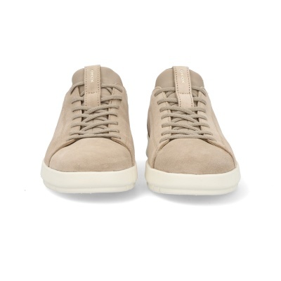 Ténis bege em camurça com solado branco e etiqueta GEOX