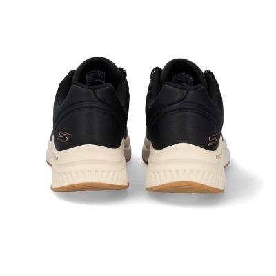 Sapatilhas pretas com sola branca vistas de trás