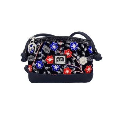 Bolsa pequena de ombro azul com flores bordadas coloridas
