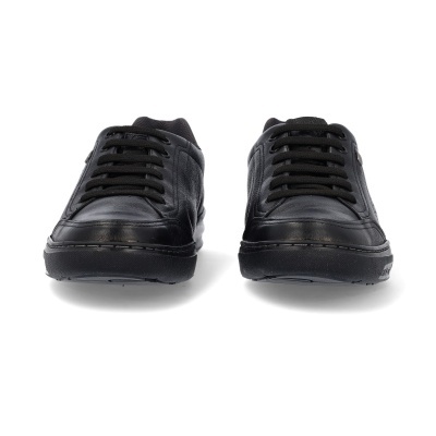 Sapatilhas pretas com atacadores e sola preta, fundo branco.