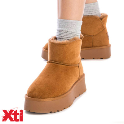 Botas castanhas de camurça com sola grossa e interior acolchoado
