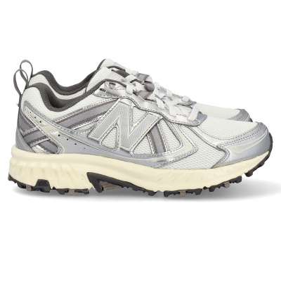 Sapatilhas desportivas New Balance brancas e prateadas com sola bege e preta