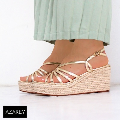 Sandálias de cunha douradas com tiras finas e sola de corda