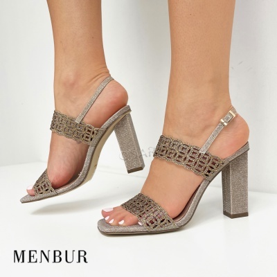 Sandálias de salto alto prateadas com tiras trançadas e salto quadrado