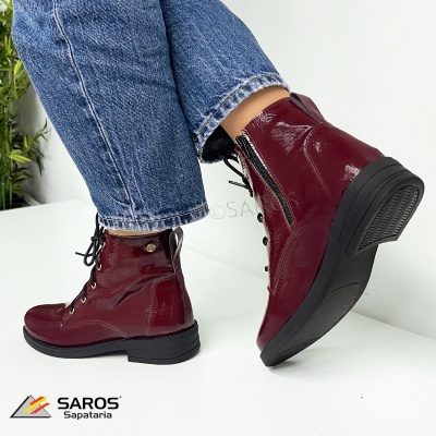 Botas tipo coturno em verniz cor vinho com fecho lateral e atacadores