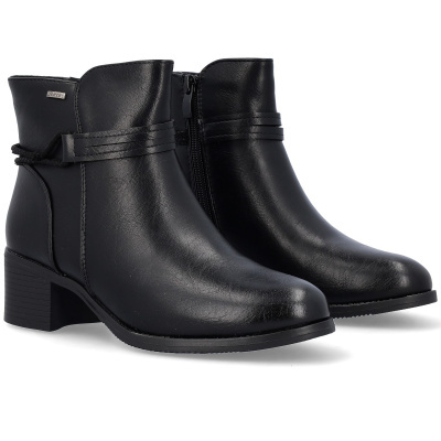 Botas pretas de salto médio em pele com fecho lateral e detalhes de fivela.