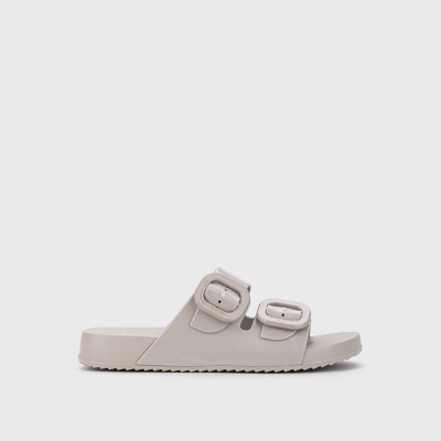 Sandália creme com duas tiras e fivelas ajustáveis