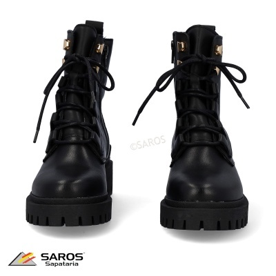 Botas pretas com atacadores e detalhe dourado em fundo branco