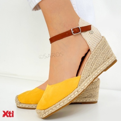 Sandálias de cunha amarelas com alça castanha e padrão xadrez na parte traseira