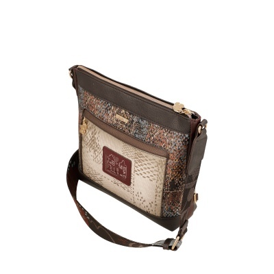 Mala de ombro multicolorida com bolso frontal bege texturizado e alça ajustável.