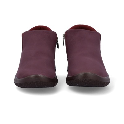 Botas de senhora em pele cor de vinho com sola preta e fecho lateral