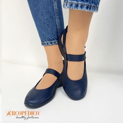 Sapatos femininos ArcoPedico azul escuro com tira e sola preta