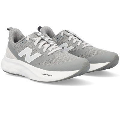 Sapatilhas desportivas cinzentas New Balance modelo 625 com sola branca e design em malha.