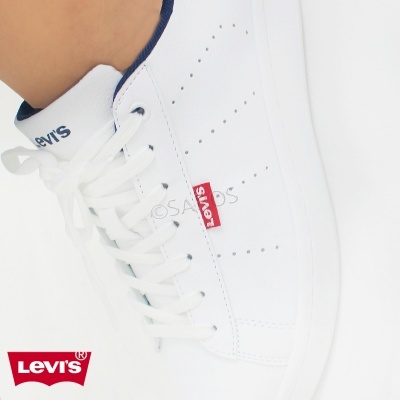 Ténis brancos Levi's com etiqueta vermelha e detalhes azuis