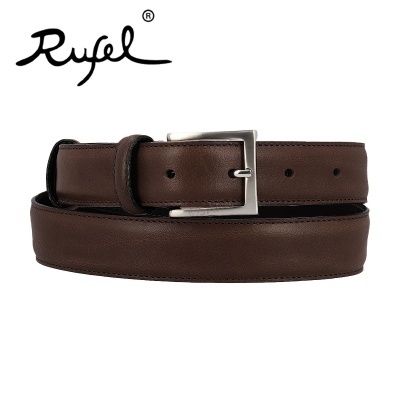 Cinto castanho em couro com fivela metálica